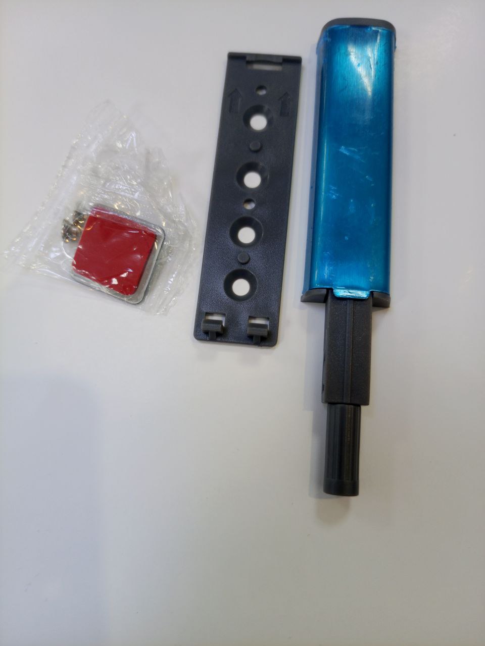 УД упор-защёлка с толкателем, скр. крепл, магнитн. након, ответная планка самокл. (аналог AMF13/SST)