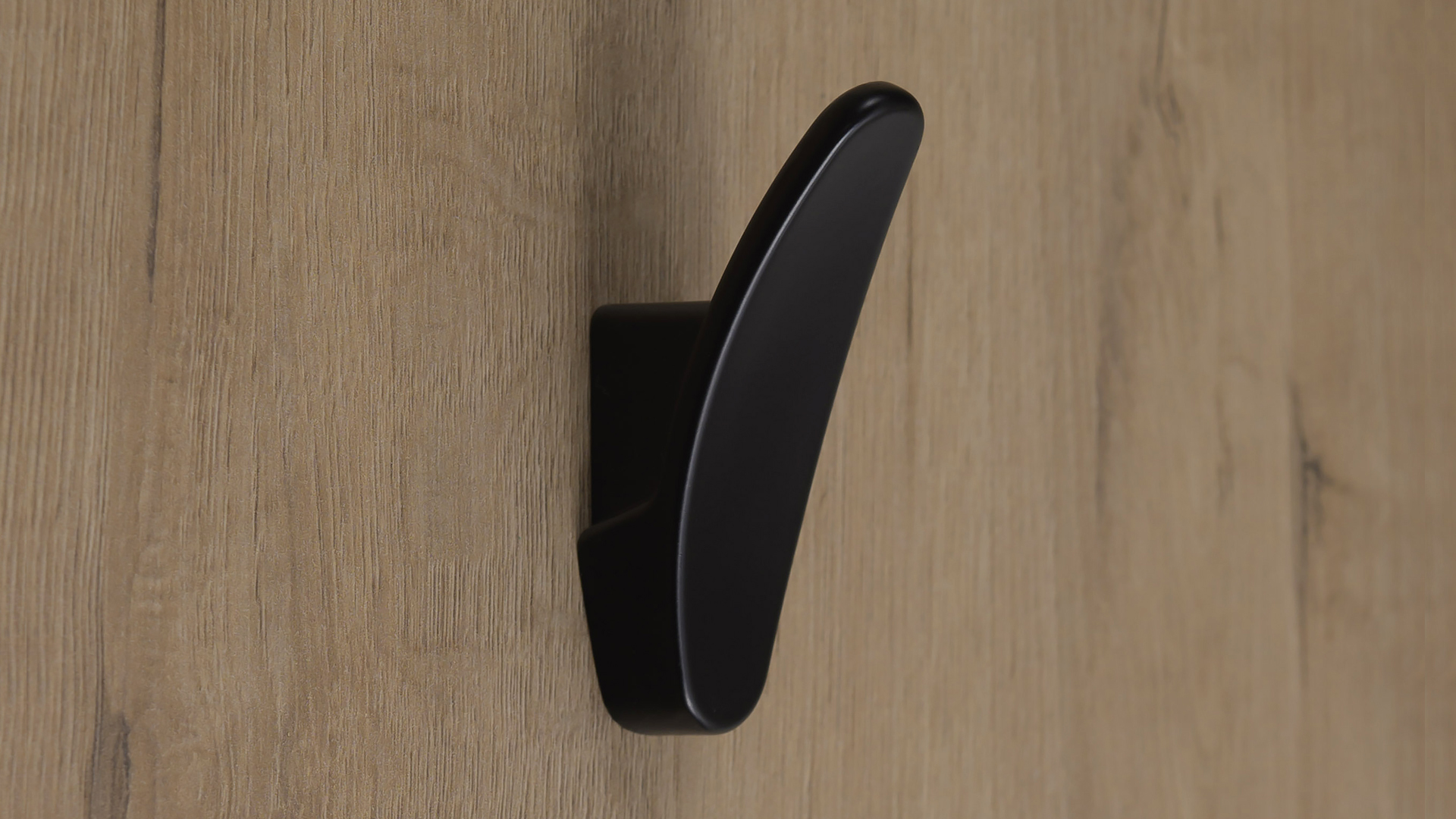 BRD K105BL.9 Крючок FLY однорожковый черный матовый (заказ)